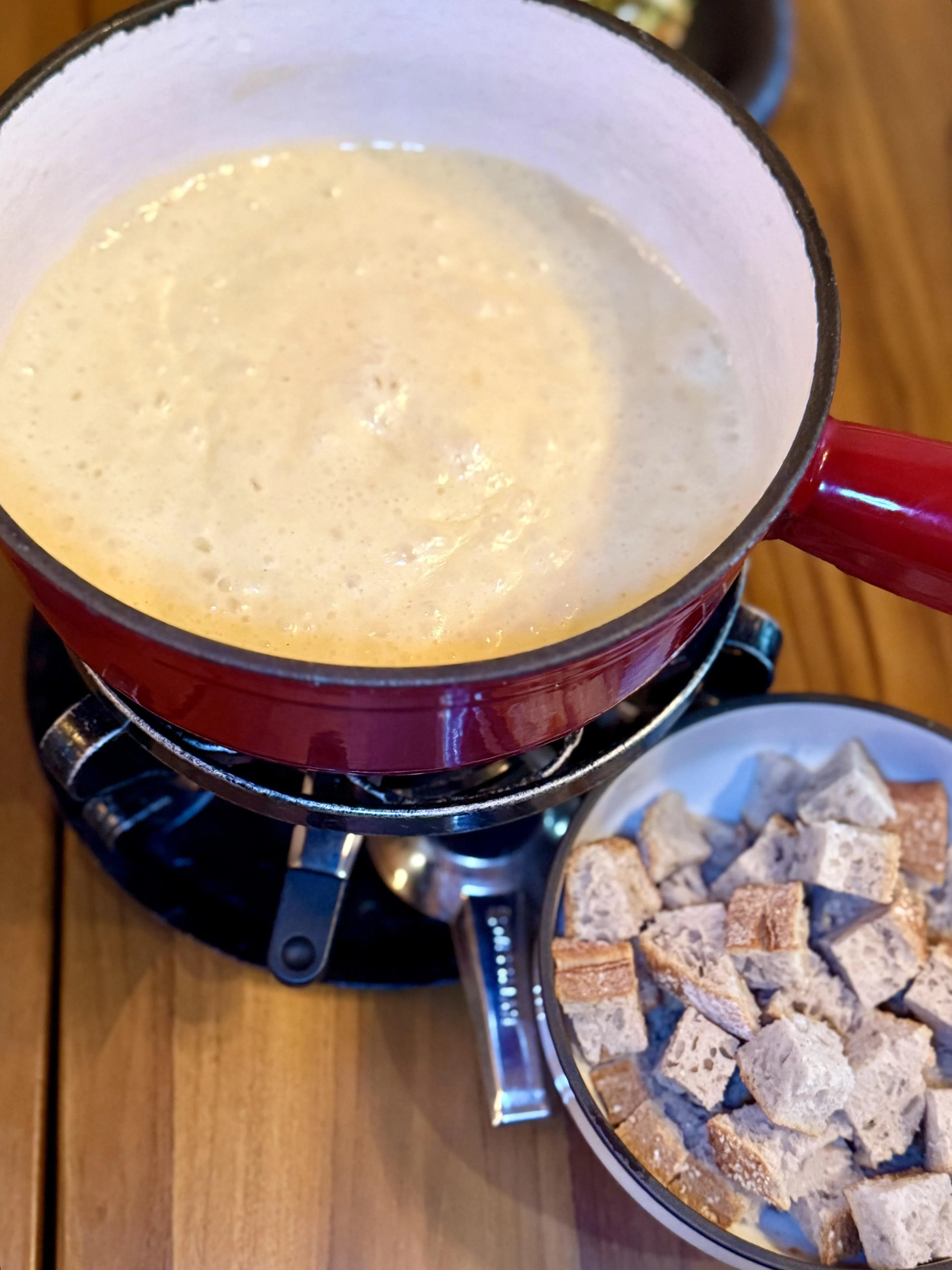 原味芝士火锅，芝士细腻顺滑，用小块面包蘸着吃，口口香醇。（叶晓虹摄）