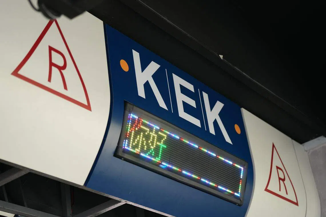 通过这道仿真ERP收费闸门，就能到达琼荣记（KEK）海鲜餐馆。（餐馆提供）