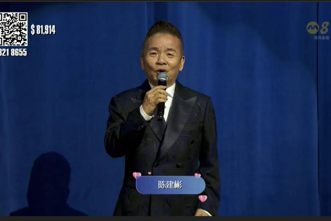 摄影师惊见陈建彬“血口”，机警将镜头拉远。（视频截图）