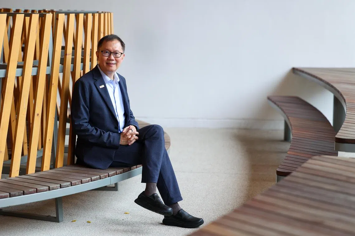 何德华教授在南洋理工大学校园接受访问。（林明顺摄）