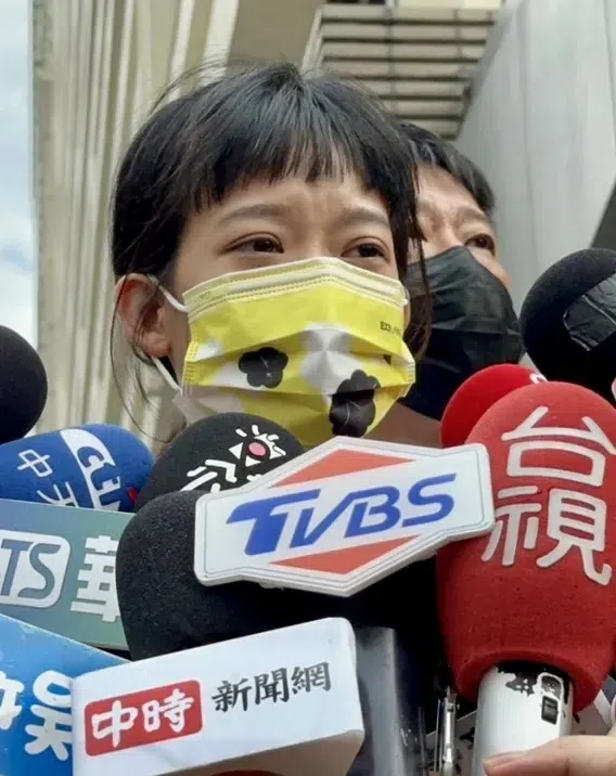 孟耿如在老公出事后独自面对媒体，叫人心疼。（互联网）