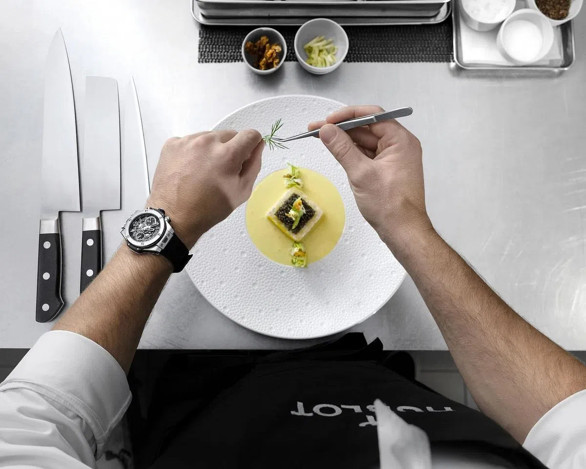 宇舶表与艺术家和名厨合作提升知名度，不久前推出以大马士革钢为材质的Big Bang Unico Gourmet腕表。（品牌提供）