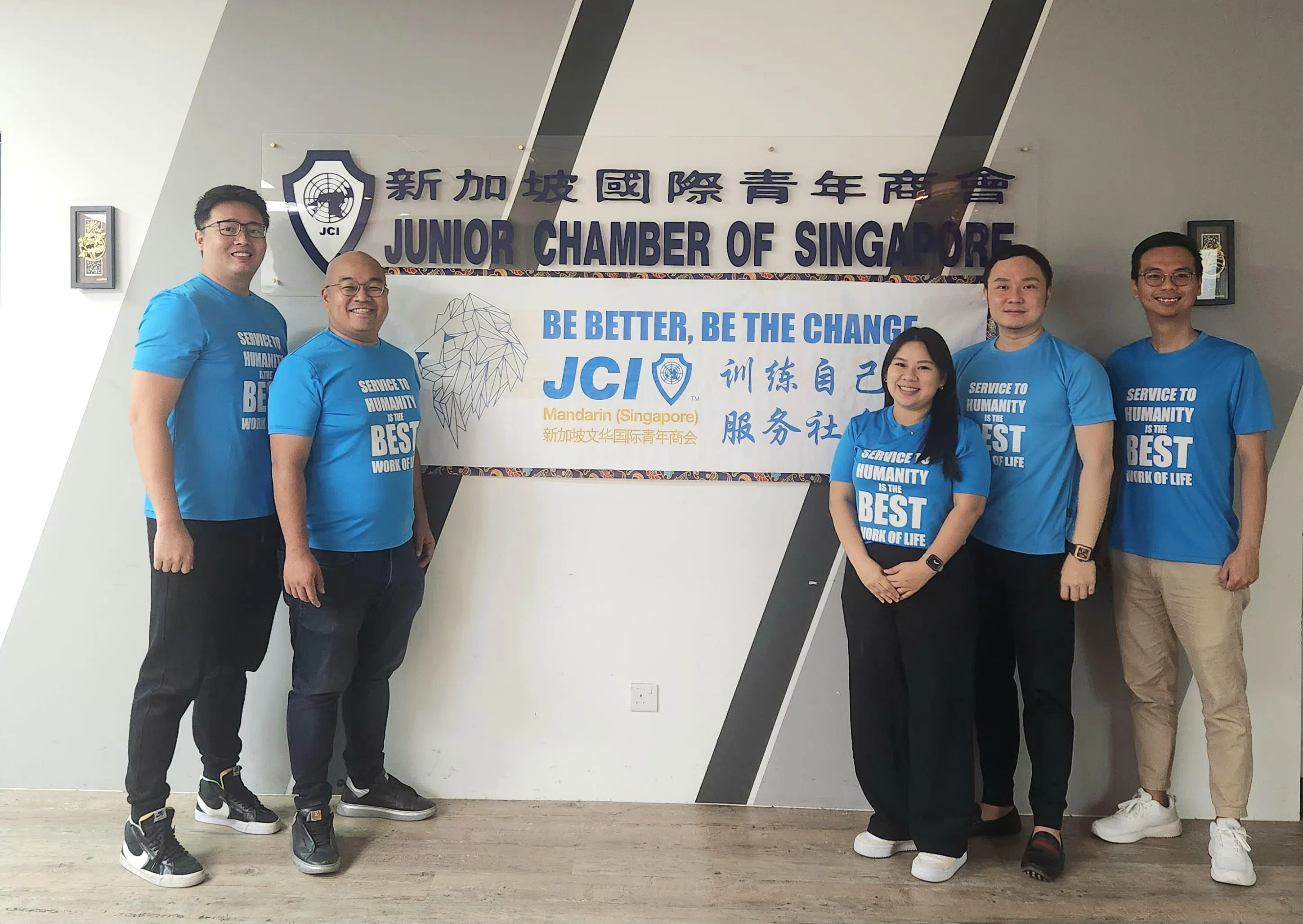 新加坡国际青年商会每年换届，给予会员当领导的机会，左起是2019年会长张伟明、2020年会长陈奕材、2024年会长胡慧琳、2018年会长谢宝华，和2023年会长谢力恒。（陈爱薇摄）