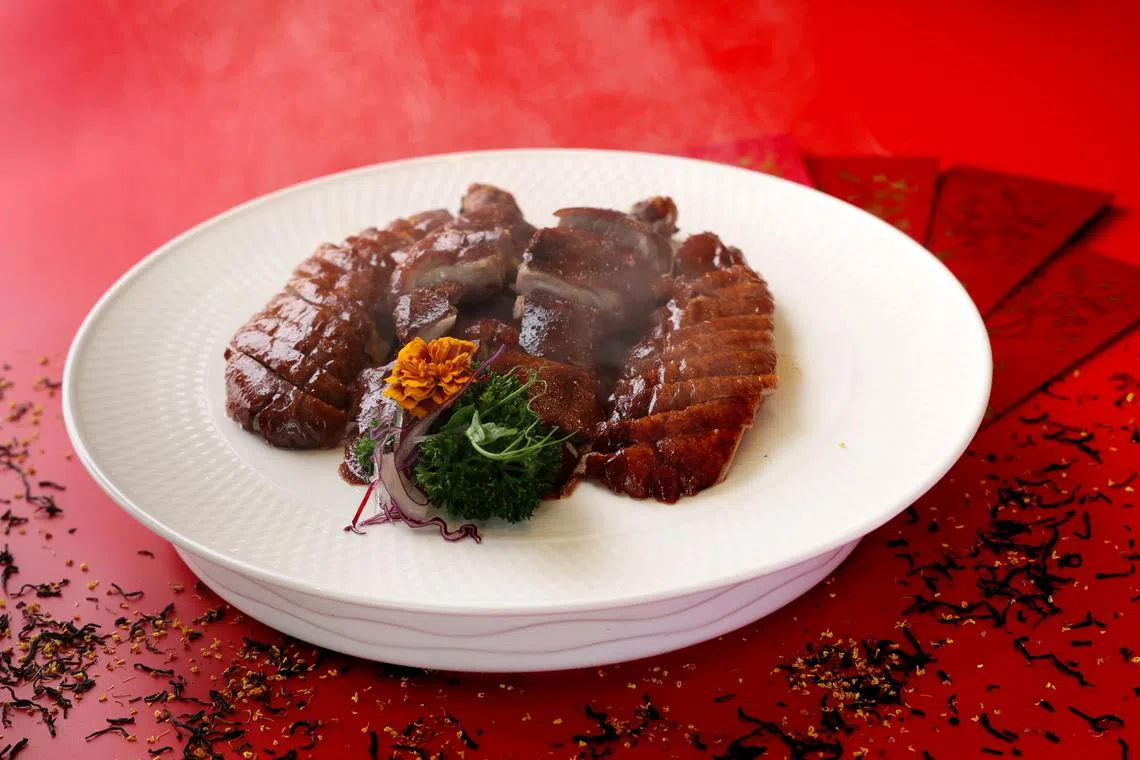 大上海的招牌烟熏樟茶鸭。 （龙国雄摄）