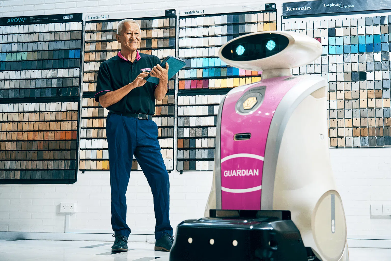 通过让员工学会掌握数码清洁工具等方式，公司帮助清洁员工获得更强烈的归属感与成就感。（图/新报业媒体）