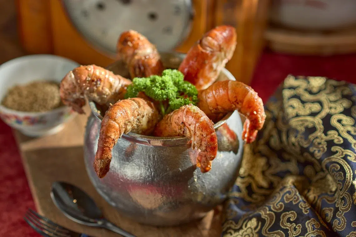 “嘻记”以吹风筒直吹白胡椒活虾，外壳香脆且胡椒香气更浓。（餐馆提供）