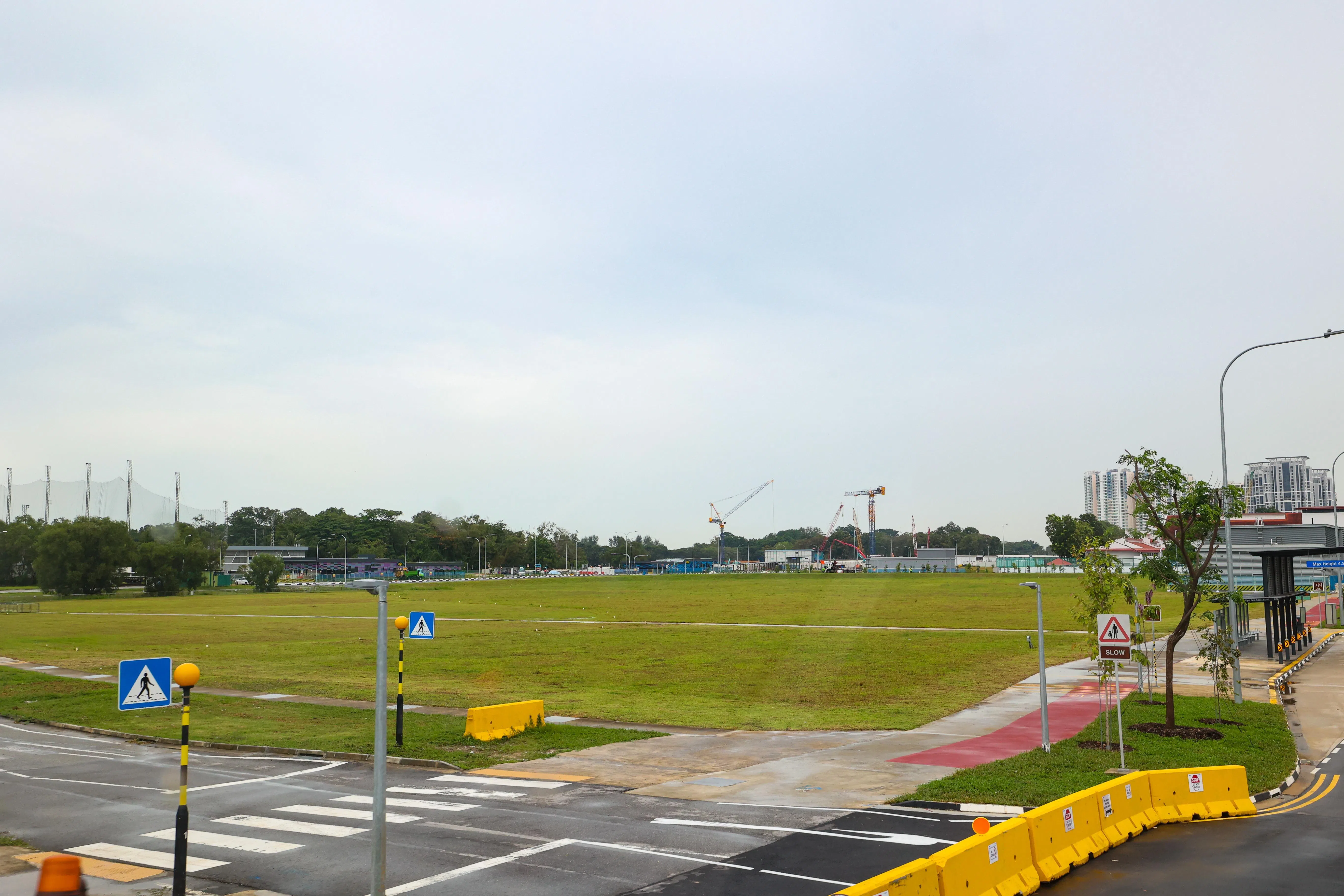 湾通道（Bayshore Drive）的商住两用地段，正好位于勿洛南地铁站上方。这幅地段可兴建1280个私宅单位，以及提供2万2500平方公尺（约24万1000平方英尺）的商业空间。（林明顺摄）