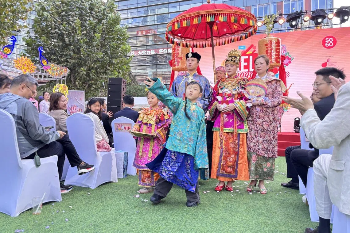现场表演环节，主办方还特别模拟了一场传统的娘惹婚礼。（黎康摄）