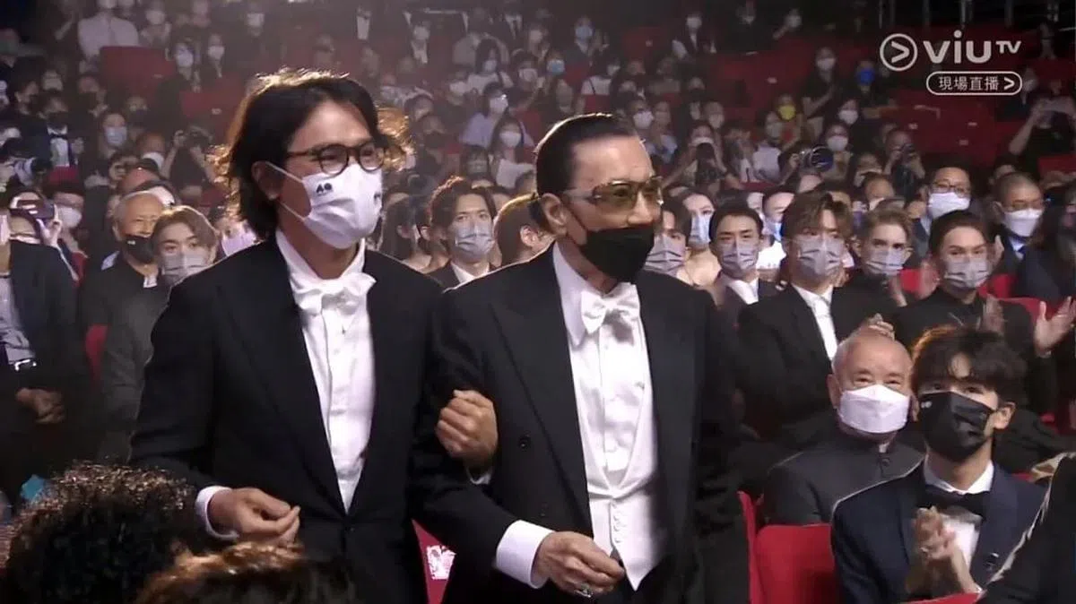 林家栋颁奖礼当晚细心陪着谢贤。（互联网）