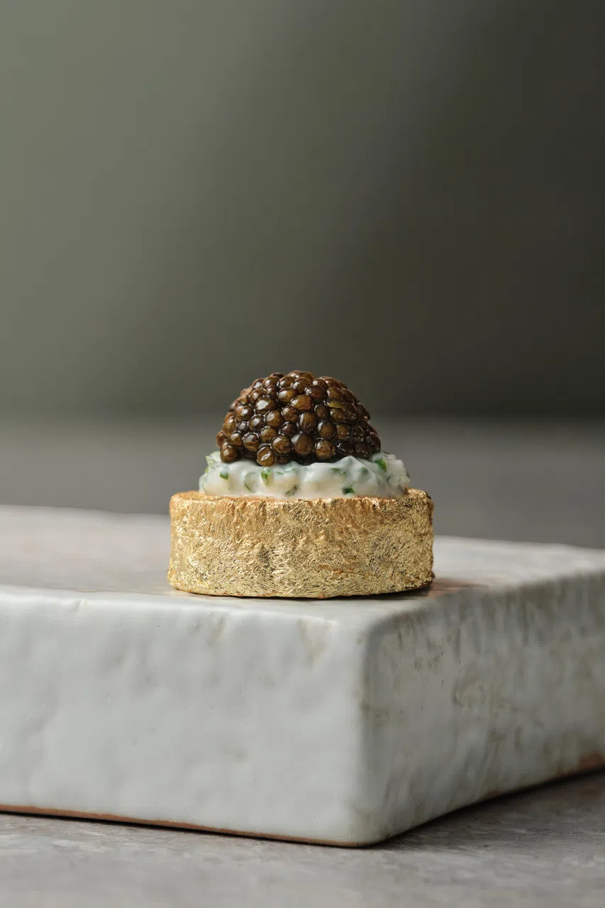 金箔马铃薯饼（The Golden Roesti）搭配鱼子酱的鲜咸，层次丰富、口感奢华。（咖啡馆提供）