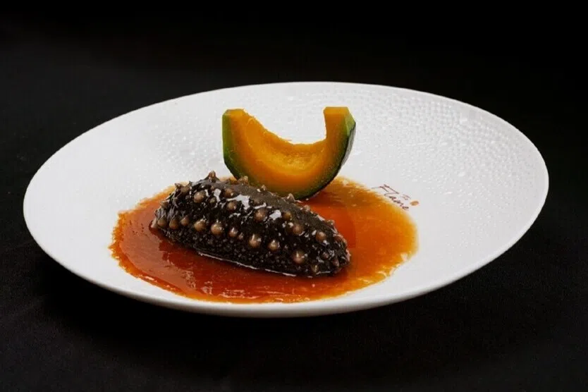 鲍皇浓汁扣辽参由师傅手工发泡，柔韧糯香。（餐馆提供）