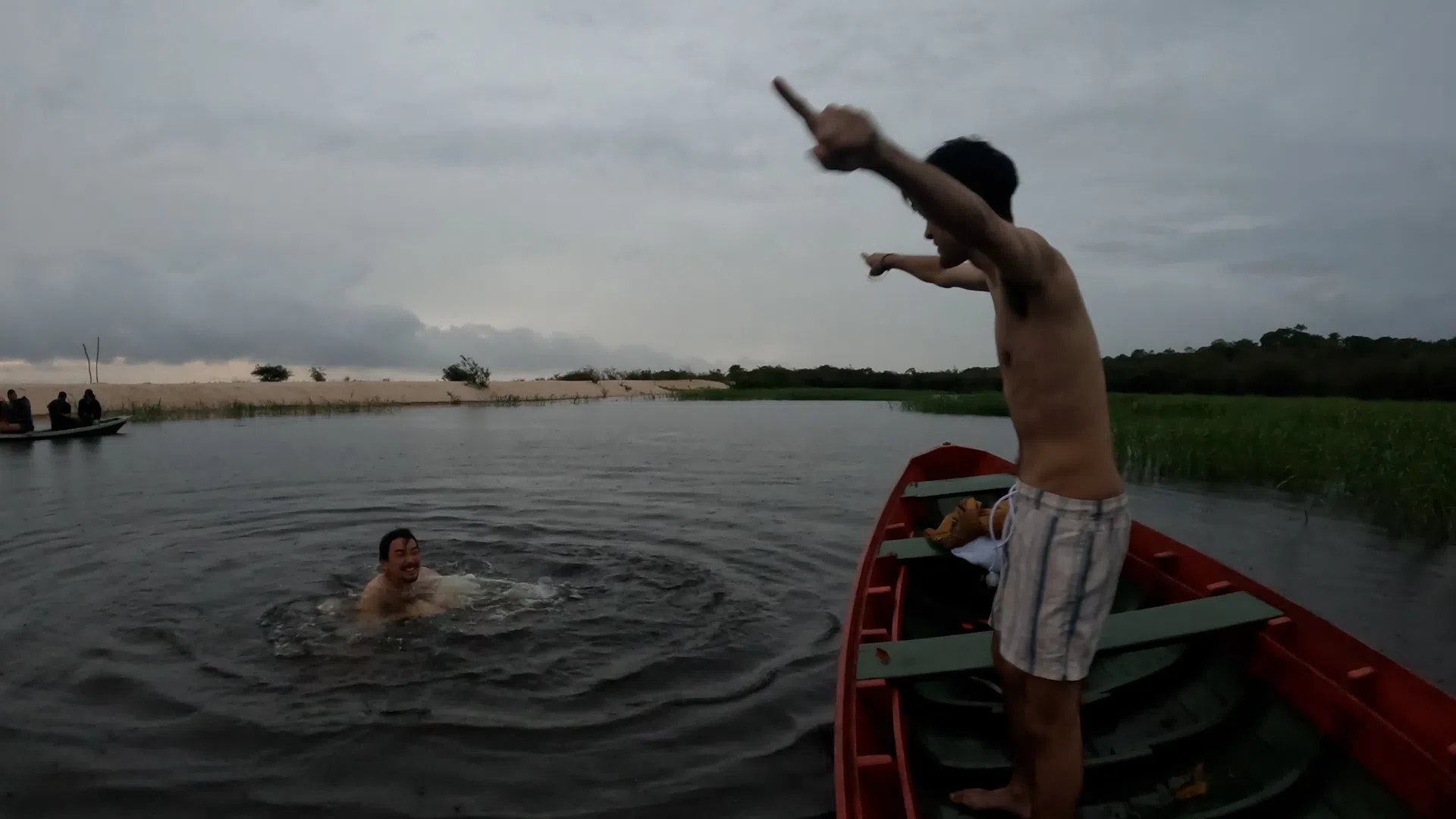 洪永城（在水中）下到亚马逊河游泳时，很担心牙签鱼上身。（TVB提供）