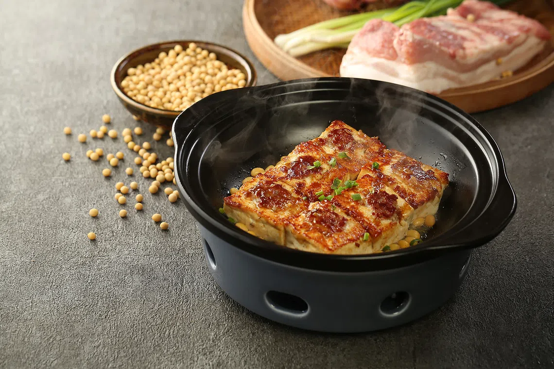 客家酿豆腐酿有猪、鱼肉馅，表层酥香，豆腐香滑。（餐馆提供）