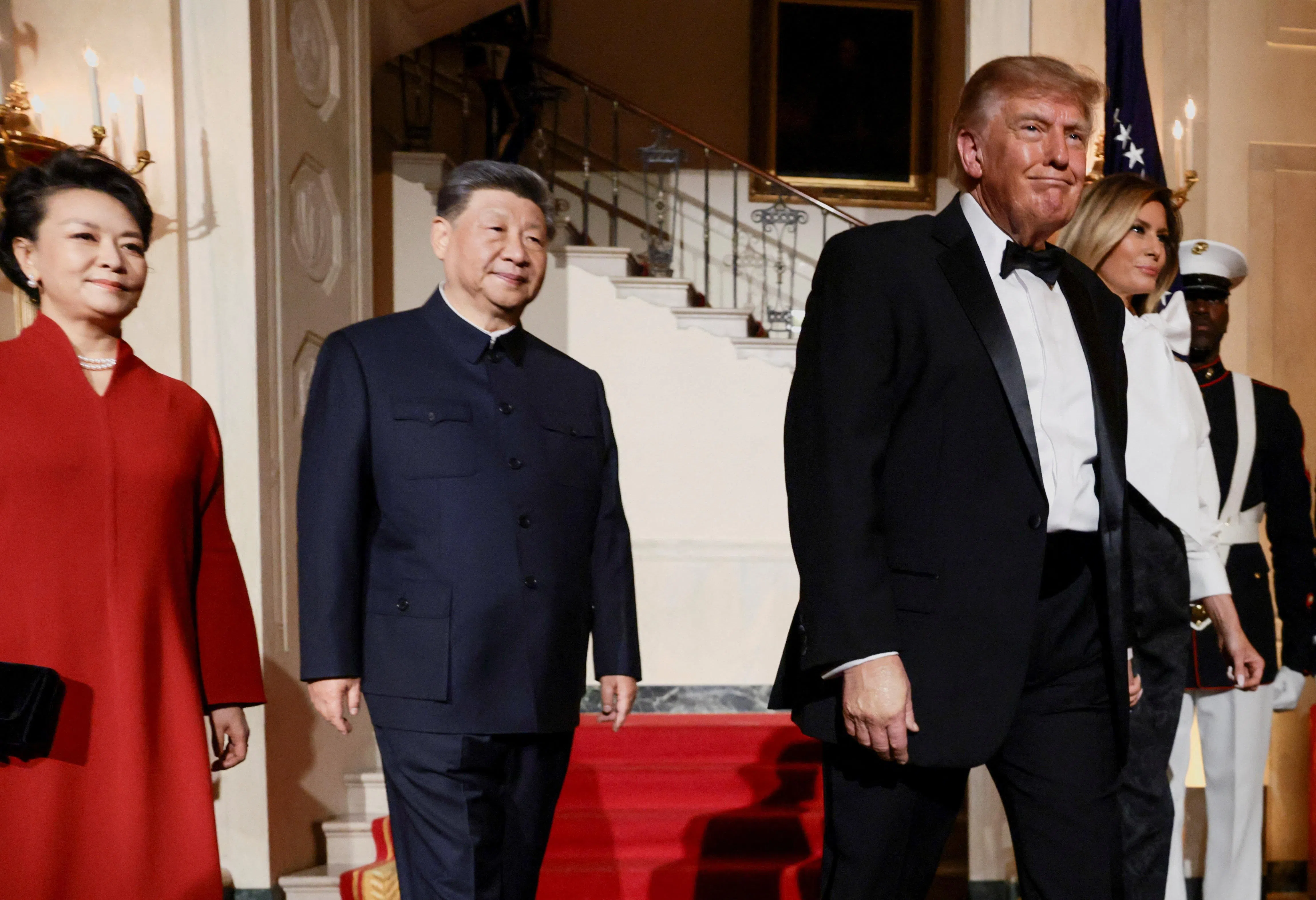 美国总统特朗普与第一夫人梅拉尼娅星期四（9月24日）在华盛顿白宫，与中国国家主席习近平及夫人彭丽媛一同前往国宴现场。（路透社）