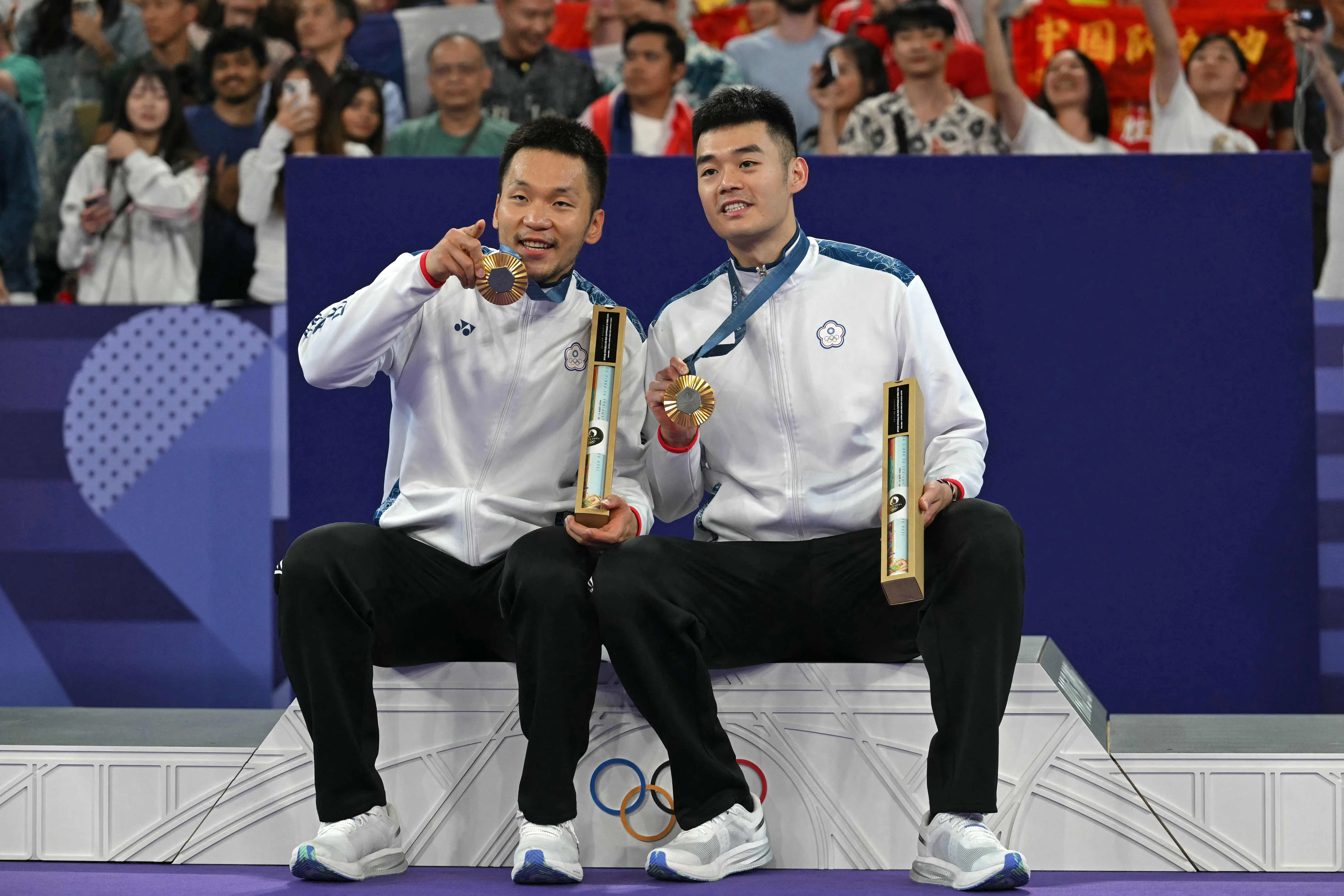 李洋（左）与搭档王齐麟蝉联羽毛球男双冠军，迎来中华台北代表团在本届奥运会的首枚金牌。（法新社）
