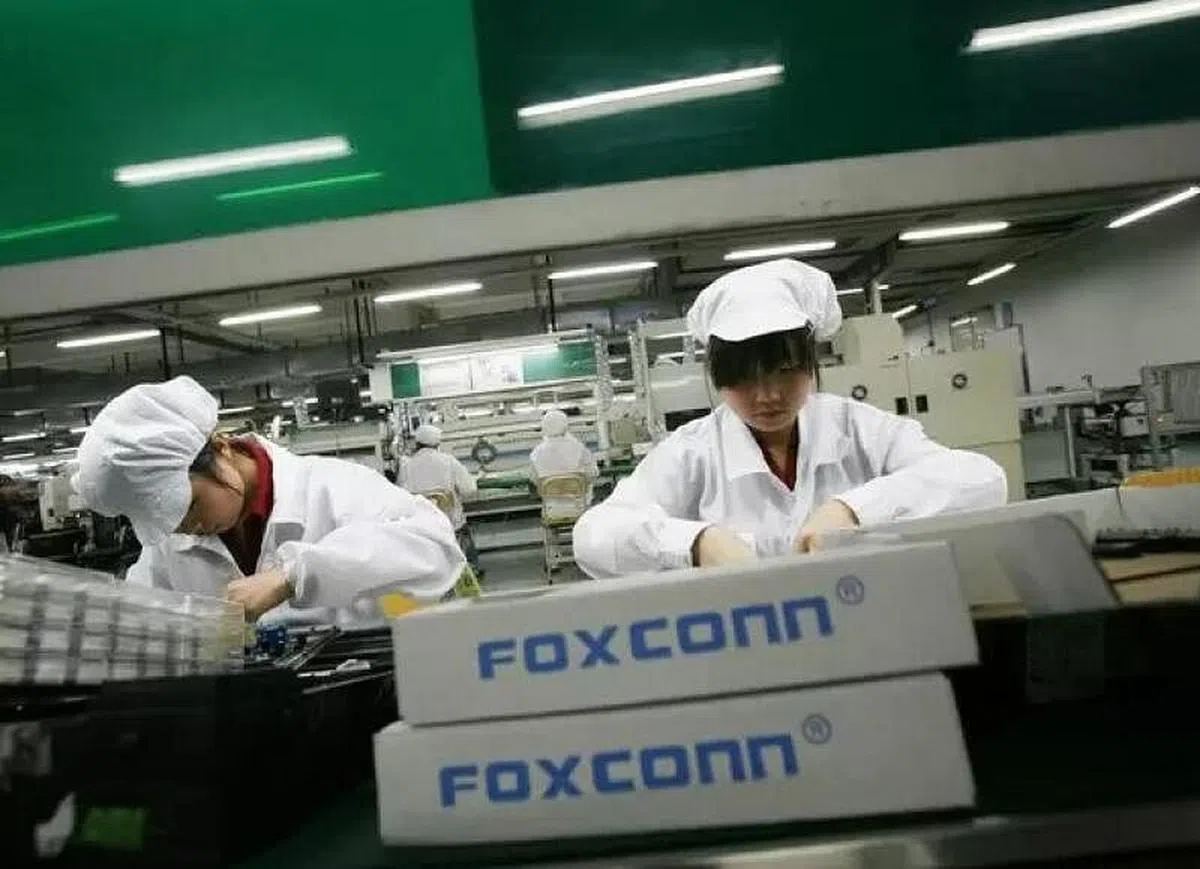 郑州富士康是苹果的iPhone生产重地，约占苹果全球供应量的一半。图为2021年郑州富士康生产线。（互联网）