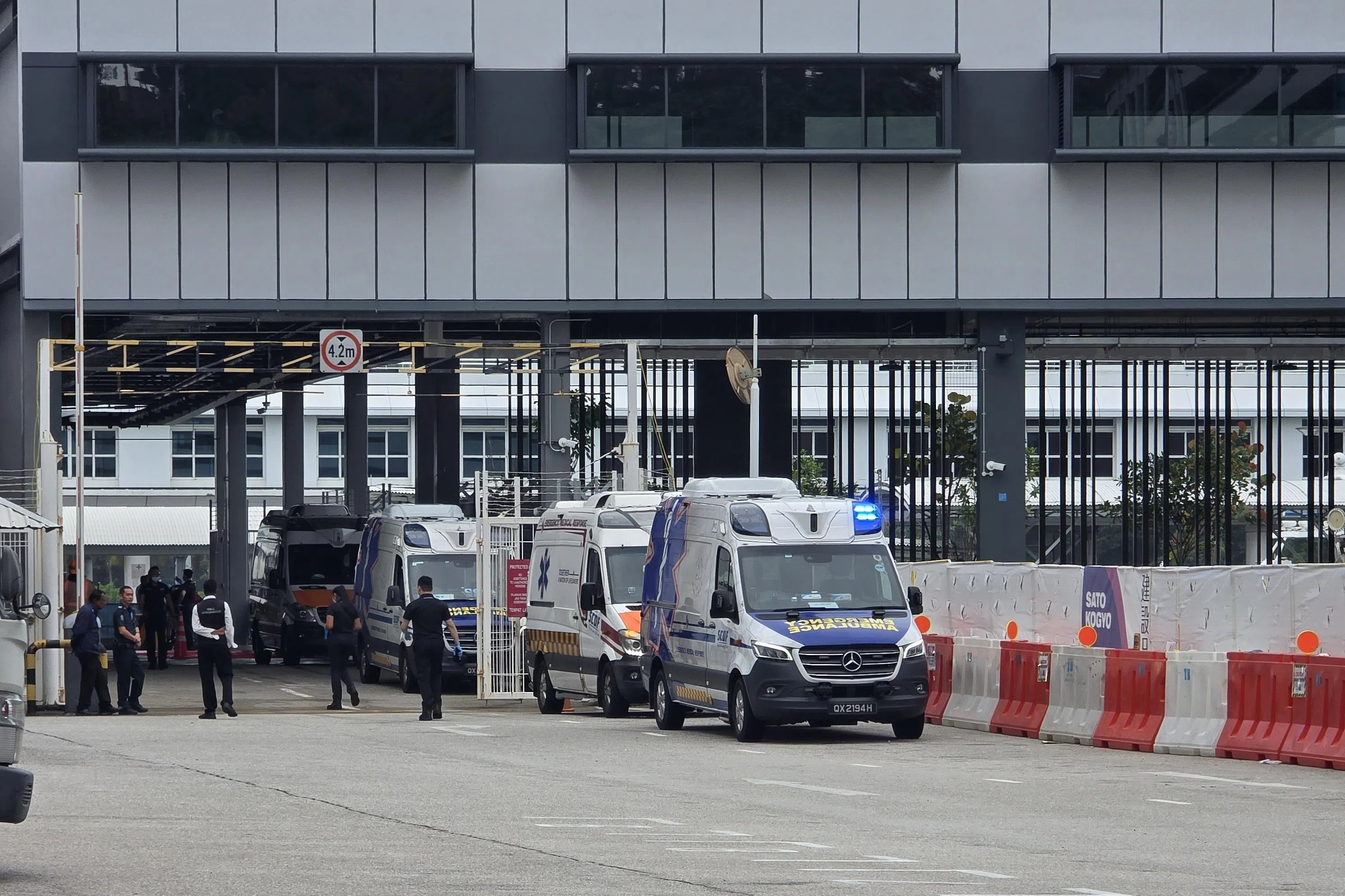 新加坡民防部派出多辆救护车到港湾中心戒备，随时准备协助游轮上可能出现的伤者。（新明日报）