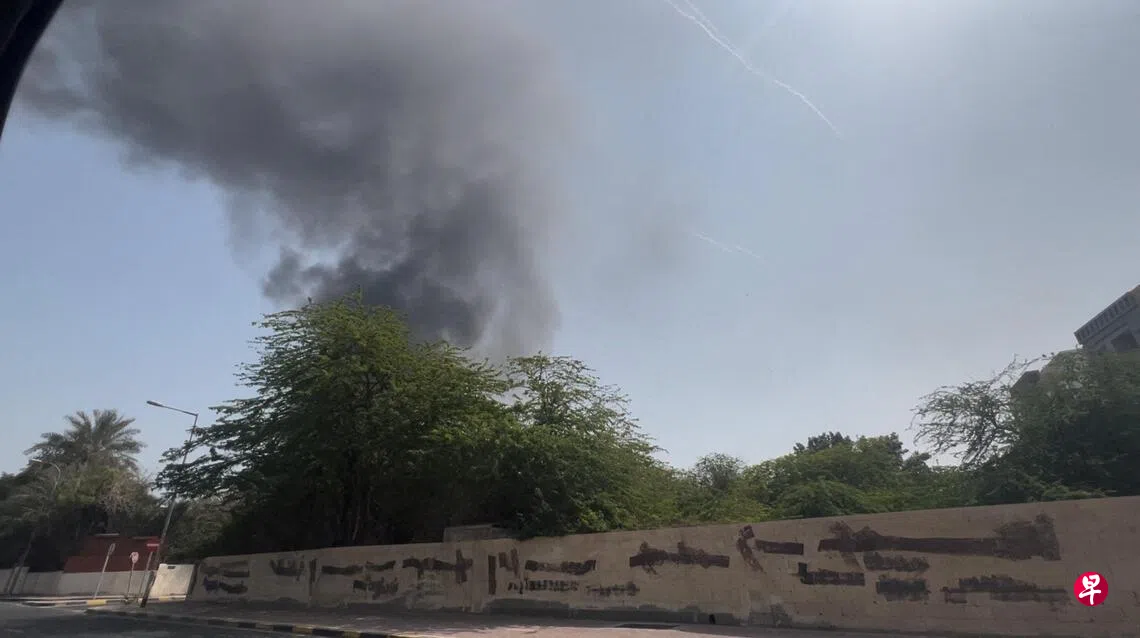 伊朗2月28日对美军基地展开报复打击后，巴林首都麦纳麦升起浓烟。 （路透社）