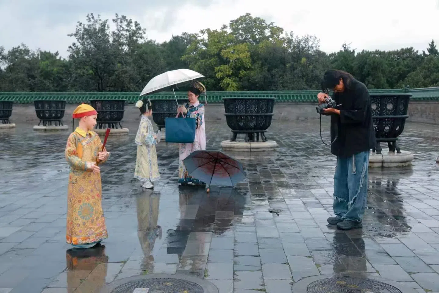 “北漂”旅拍师王佳儒在天坛公园为客户拍摄。旅拍定制师是中国沉浸体验式文旅衍生出的新职业工种。（受访者提供）