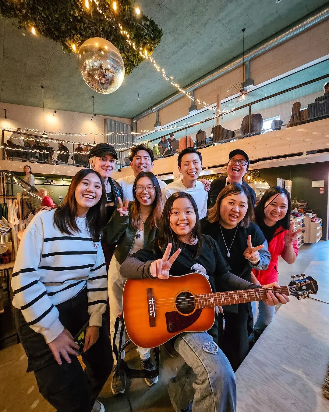 黄姿宁（抱吉他者）在瑞典的音乐营与其他学员打成一片。（取自黄姿宁IG）