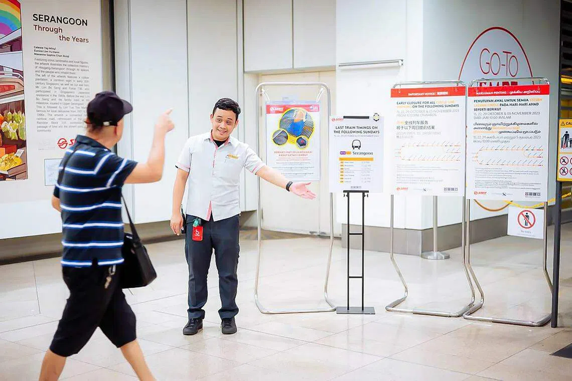 实龙岗地铁站设置多个告示牌，提醒乘客环线提早停止服务，多名SMRT职员也在现场协助乘客。（SMRT提供）