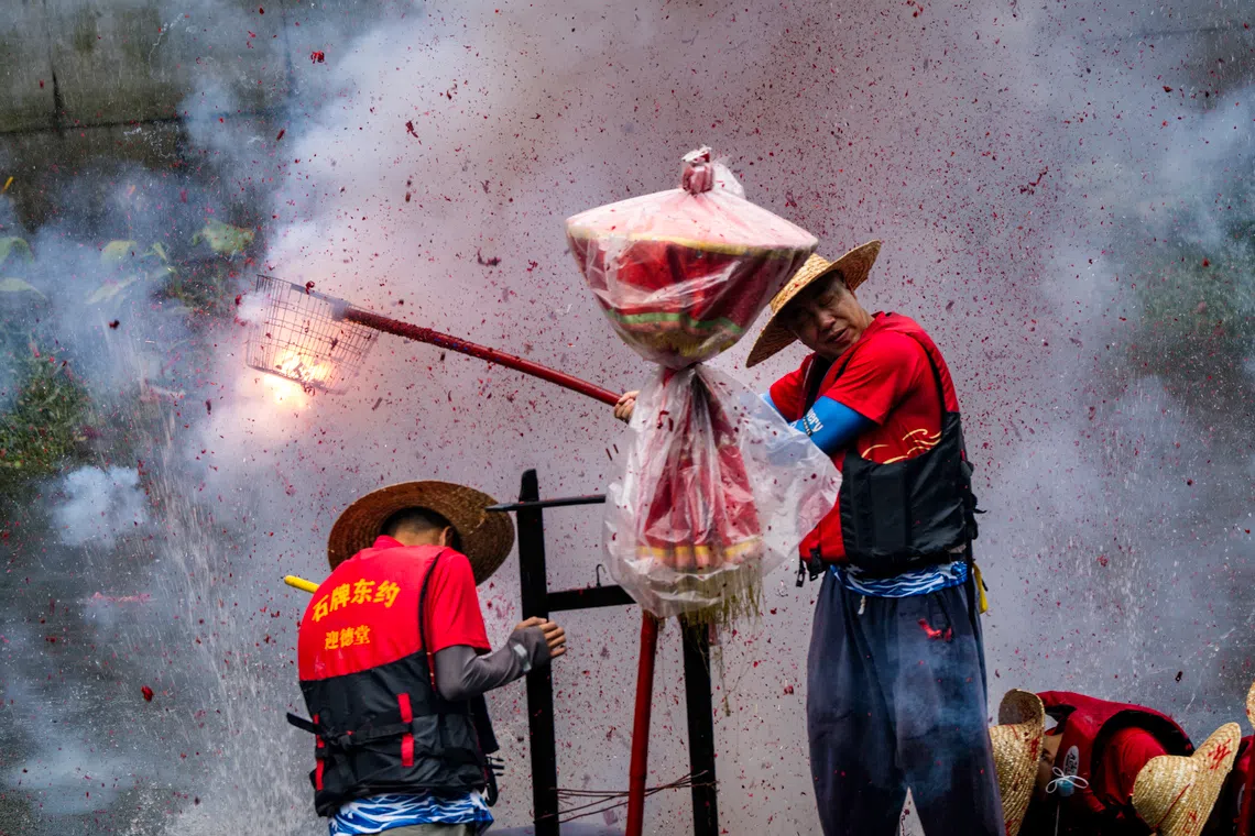 水火相融喜庆喧天。（猎德）（蔡光发摄）