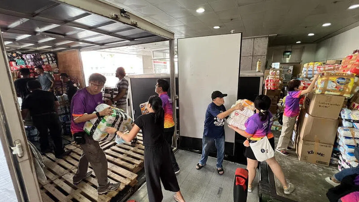 50名义工星期五（2月10日）一直工作到晚上10时许，将可用物资打包好，交给土耳其大使馆。（尼拉团队提供）