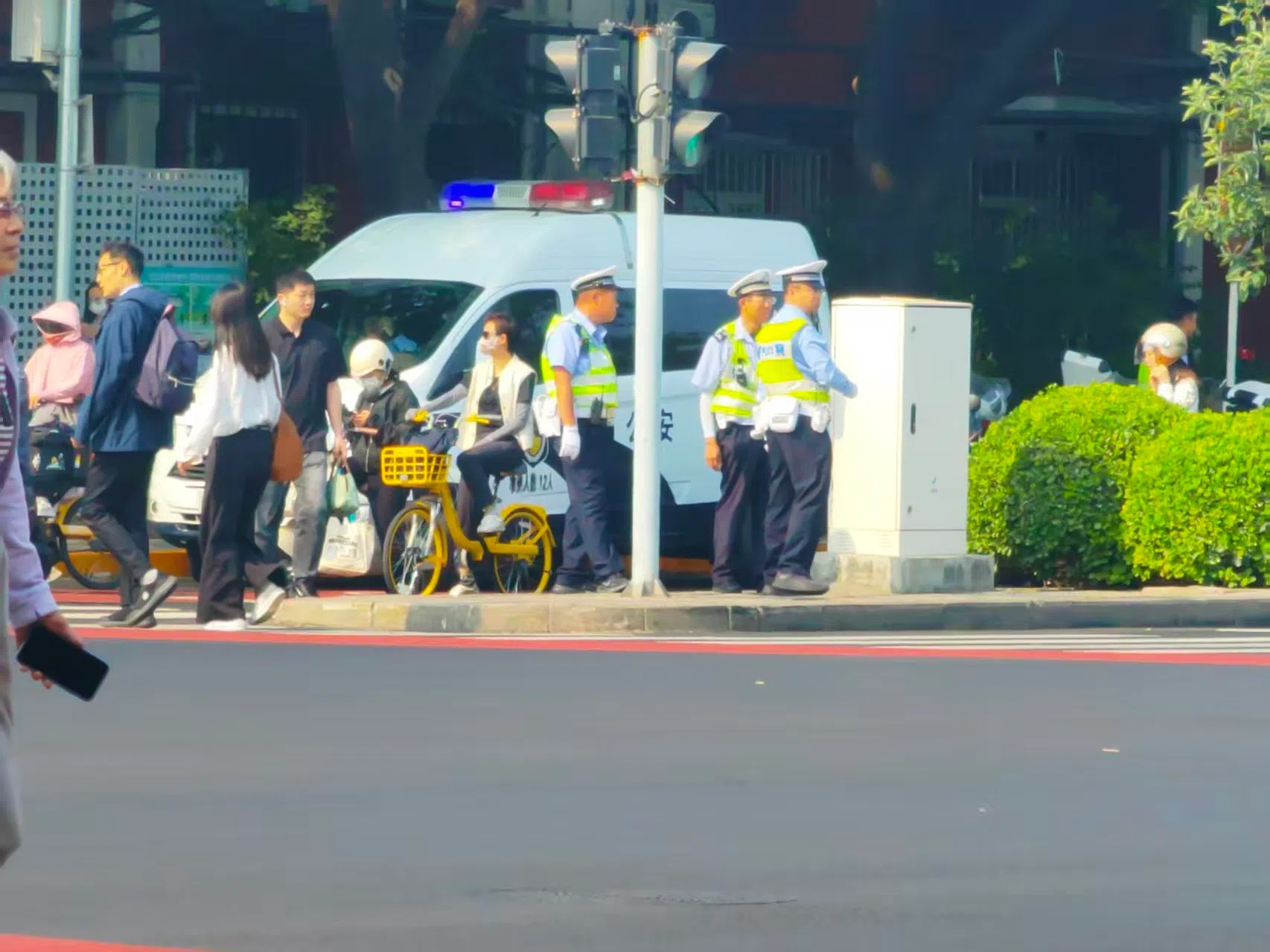 天坛公园周围的安保措施陡然升级。通往天坛公园的交通路口有警察值守。