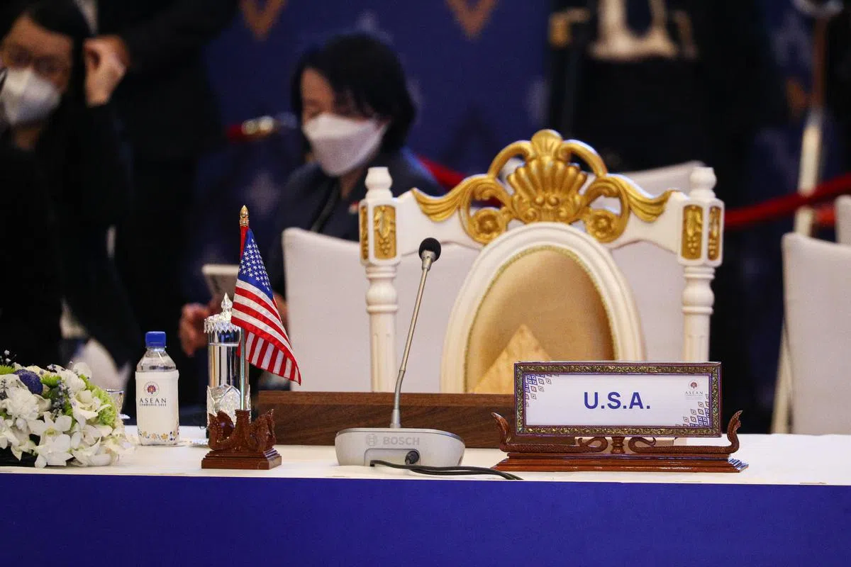 星期天（11月13日）举行的东亚峰会开始时，拜登仍未现身，美国的位子空置。（李健玮摄）