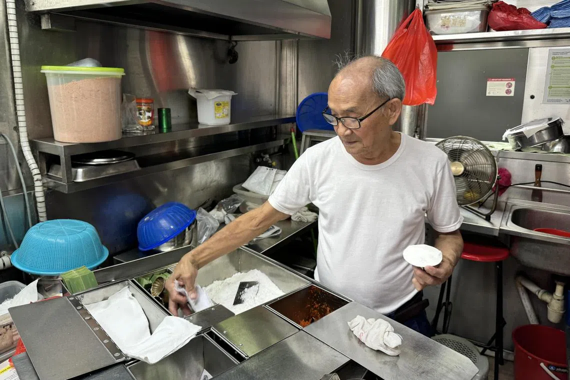 连续两年登上米其林必比登名单的嘟嘟熟食老板陈金辉，将会到分行帮忙，也会趁机休息充电。（陈佳怡摄）