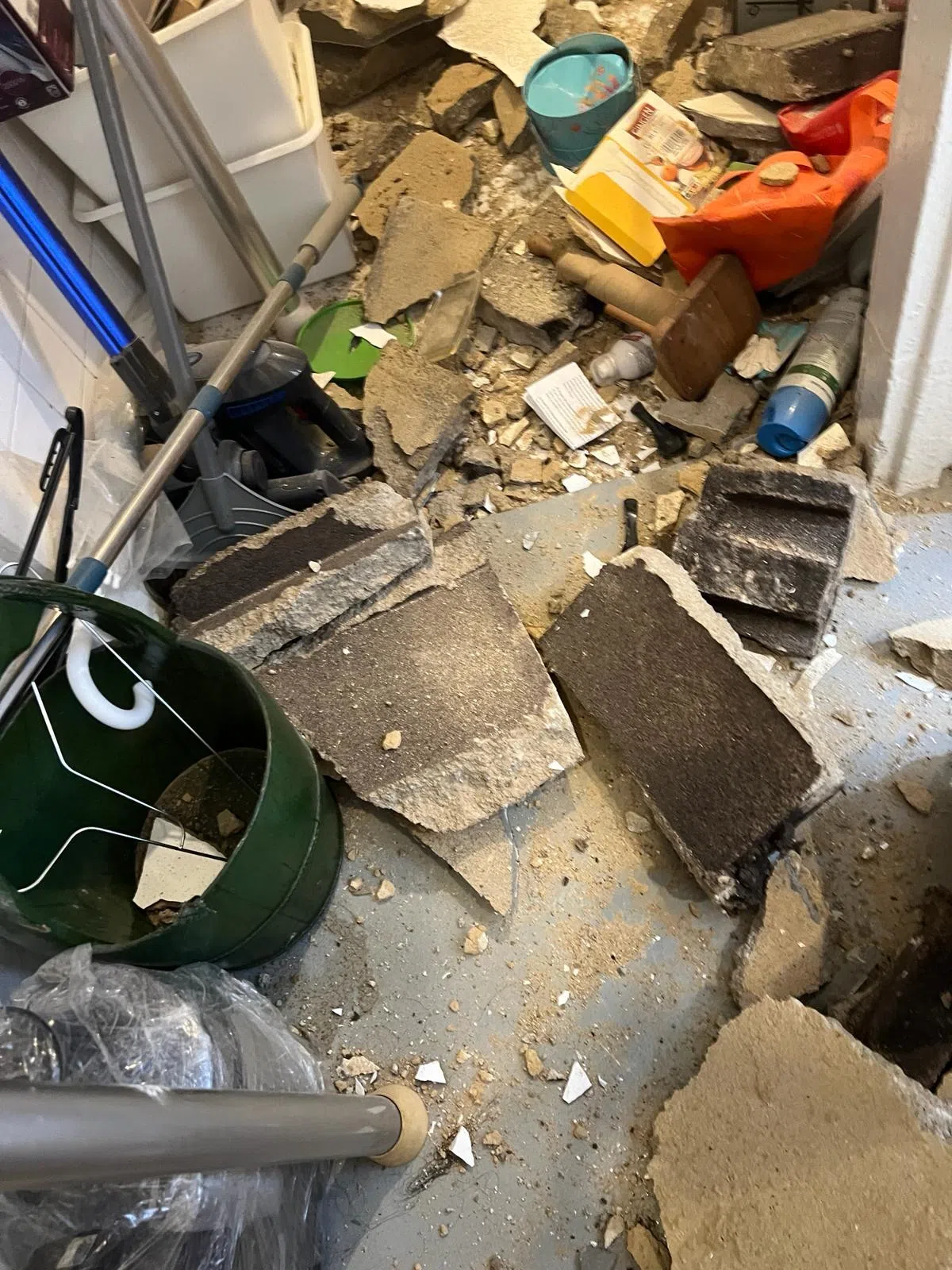 猛烈的爆炸力导致砖块和碎片撒落一地，现场一片狼藉。（受访者提供）