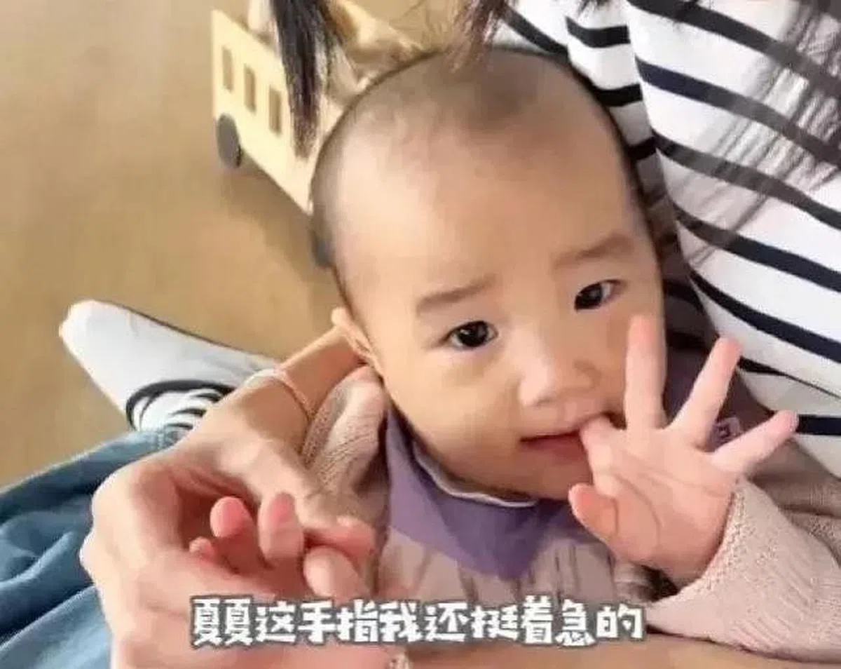 夏夏到医院验血，全程表现勇敢。（视频截图）