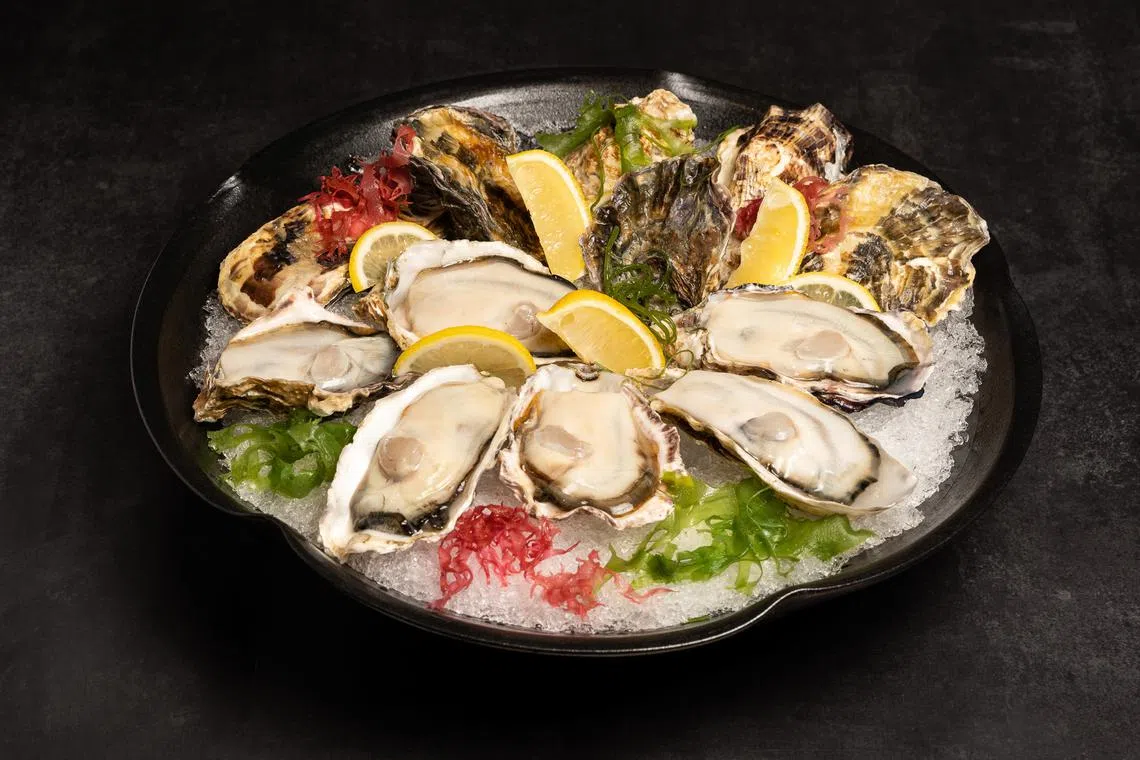 En Dining任点任吃自助餐，每人可点六个日本室津湾的生蚝。（餐馆提供）