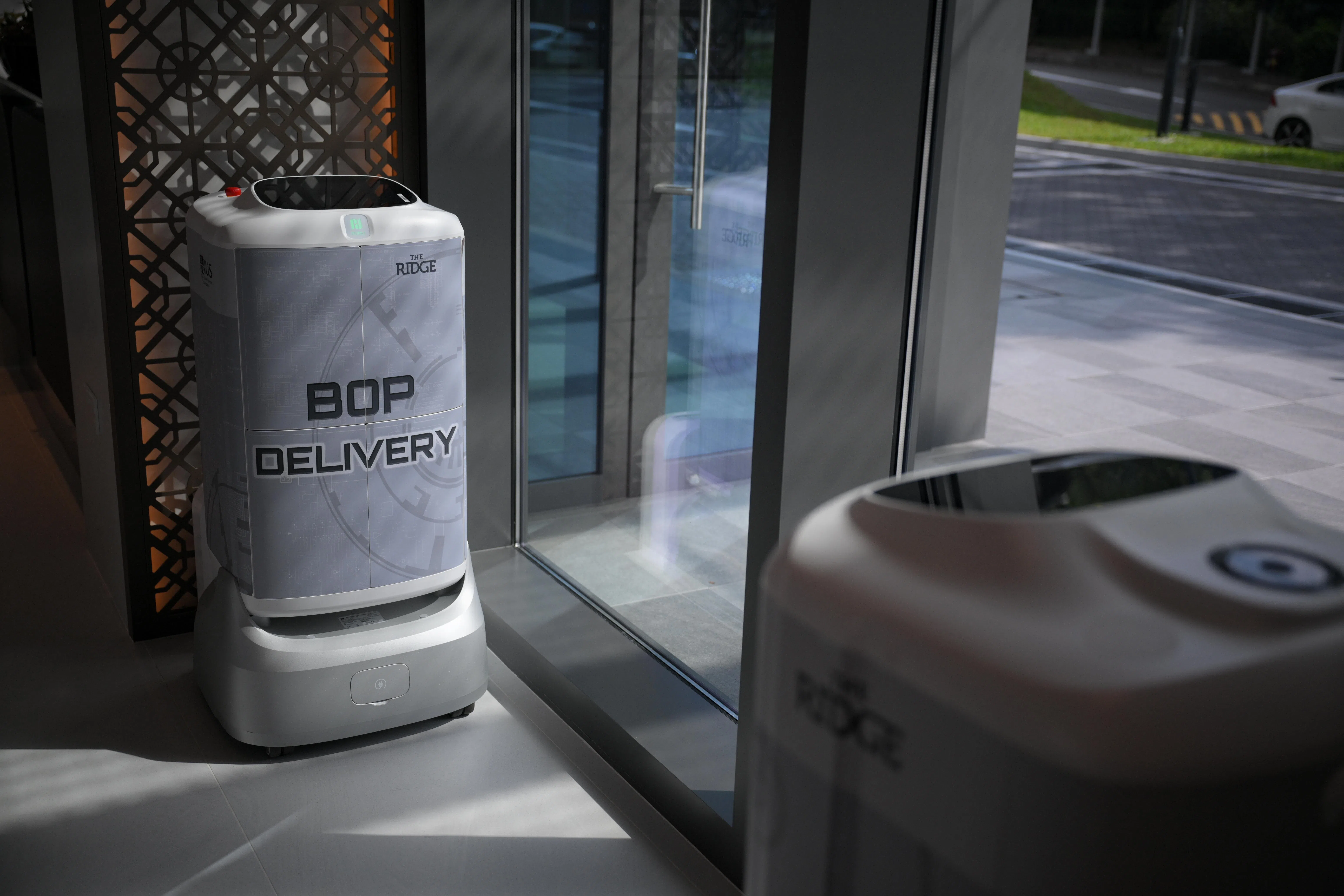 机器人能自动送餐和毛巾等必需品。（海峡时报）