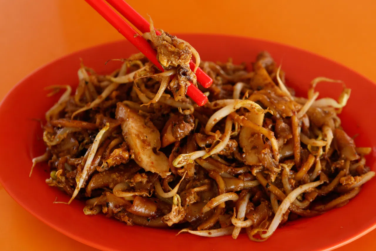 黑炒粿条搭配酱油和甜酱，加上一点辣椒酱，味道层次丰富。（特约李姿仪摄）