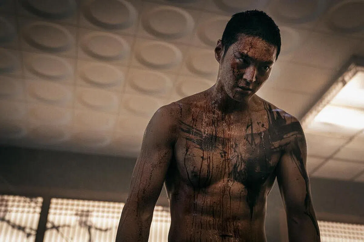 周元最难忘开场时在澡堂跟一群黑帮对打的戏。（Netflix提供）