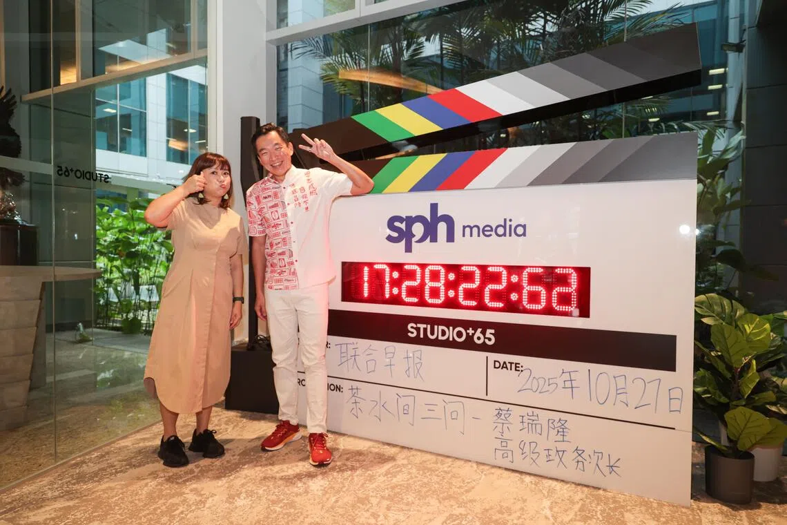 蔡瑞隆（右）10月27日接受早报播客节目《茶水间三问》采访，并与主持人吴婉君合照。（李冠卫摄）