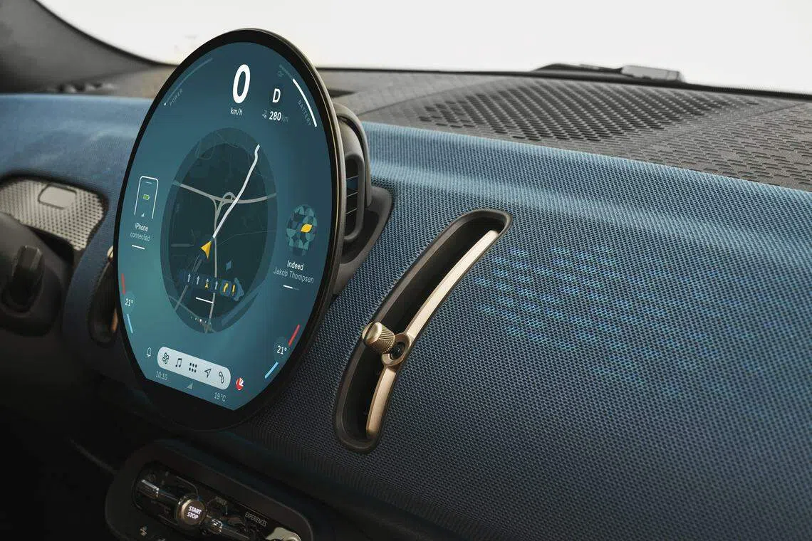 全新迷你的车室设计时代感强，仪表盘保留经典的圆形元素。（迷你提供）