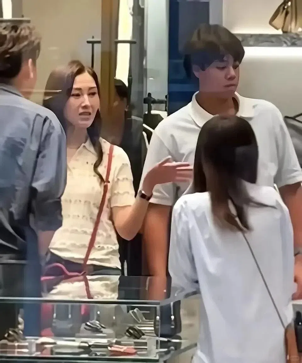 许建彤（右）一碰到长假就会飞回香港陪伴父母。（互联网）