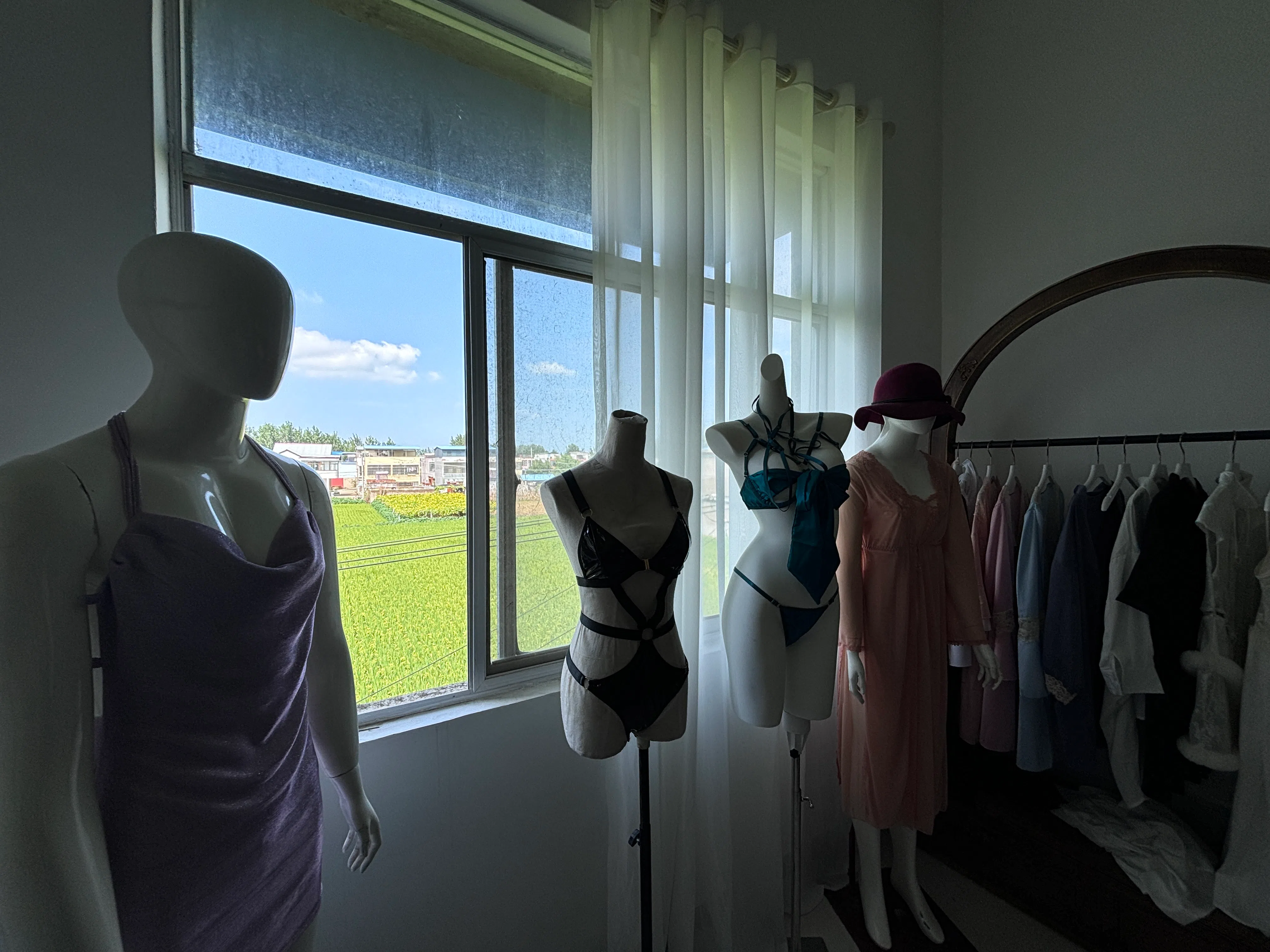江苏灌云美杜莎情趣内衣厂成品展示厅，窗外是稻田。（黎康摄）