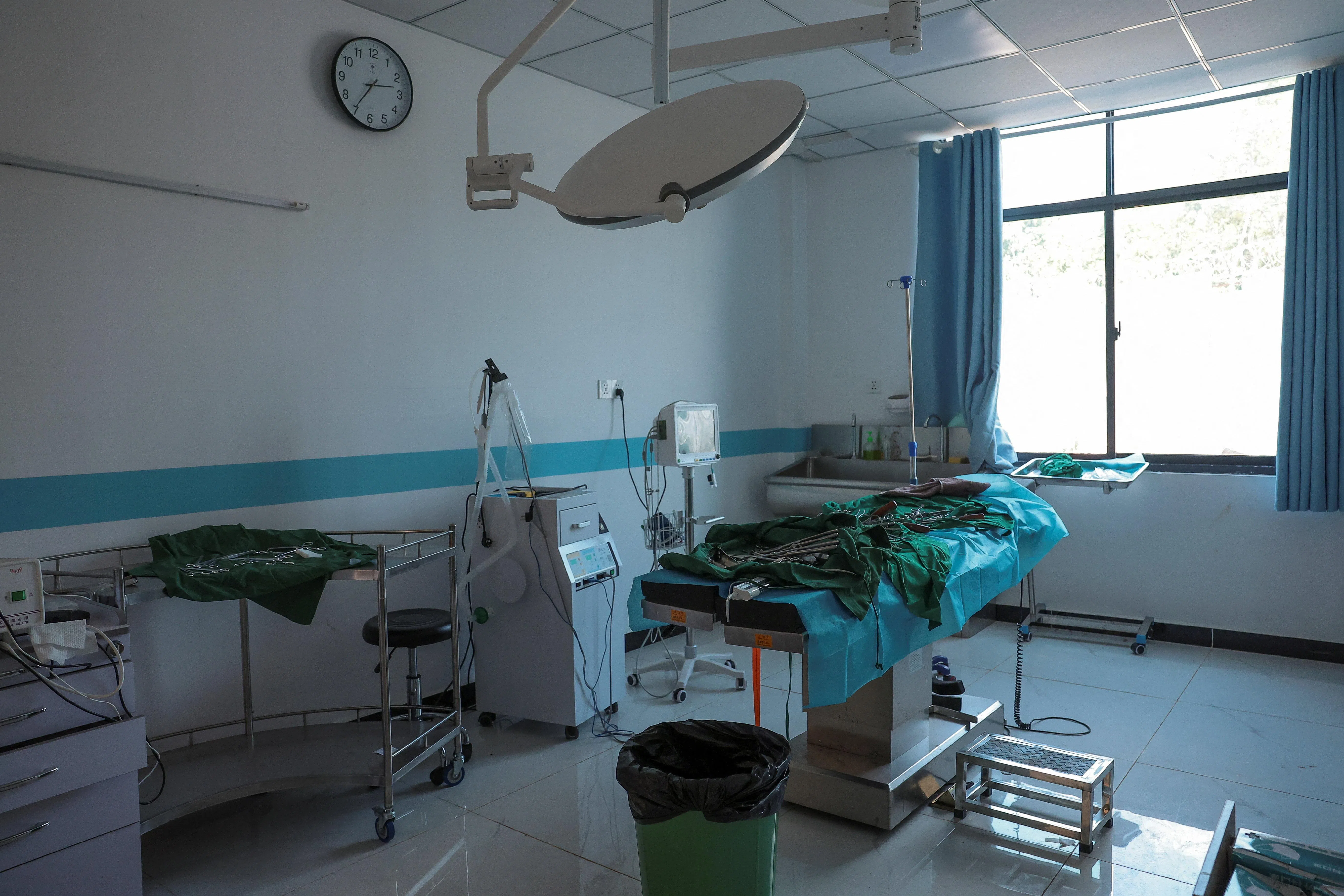 诈骗园区内的医院还配有手术室，里头的医疗设备齐全。（路透社）
