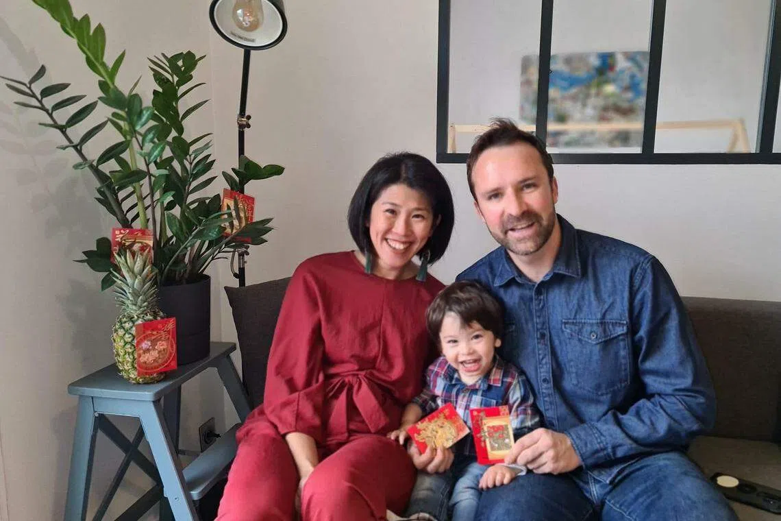 罗玉美与丈夫蒂博特在过年期间，会给儿子发红包。（受访者提供）