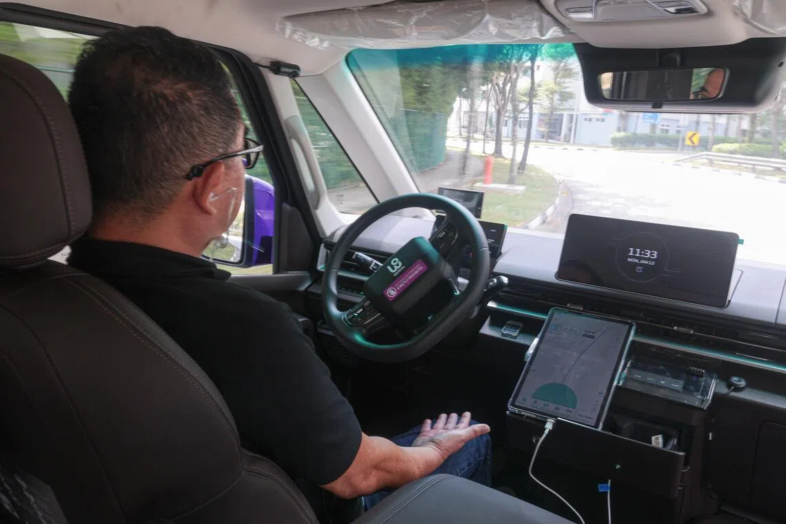 安全操作员张耀发原为德士司机，加入自动驾驶项目后，角色从亲自驾驶转为全程观察，更考验专注力。图中可见，自驾车是驾驶座在左，从右侧上下车。（李冠卫摄）