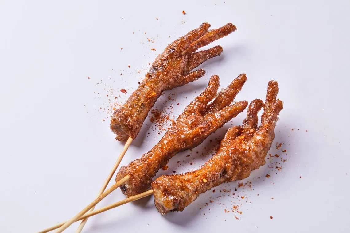 唐大小姐小锅米线有多种炸串，包括鸡爪。（餐馆提供）
