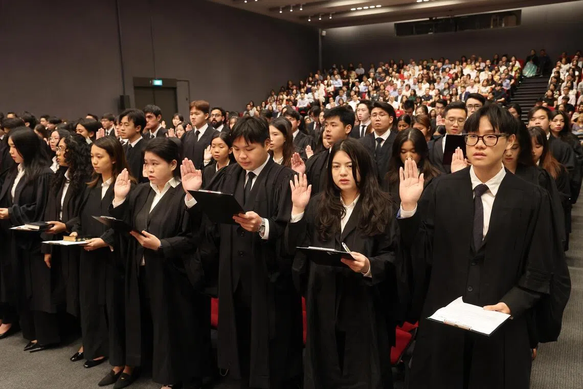 今年的集体宣誓仪式分三场在星期一和星期二举行，共有321人宣誓执业。（唐家鸿摄）