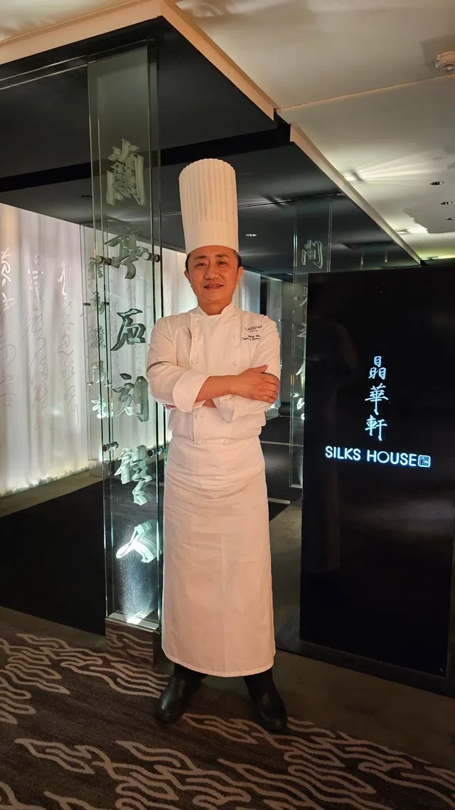 台北晶华酒店粵菜餐馆晶华轩主厨邬海明认为，好吃的食物可以发挥食材原味。（黄亿敏摄）