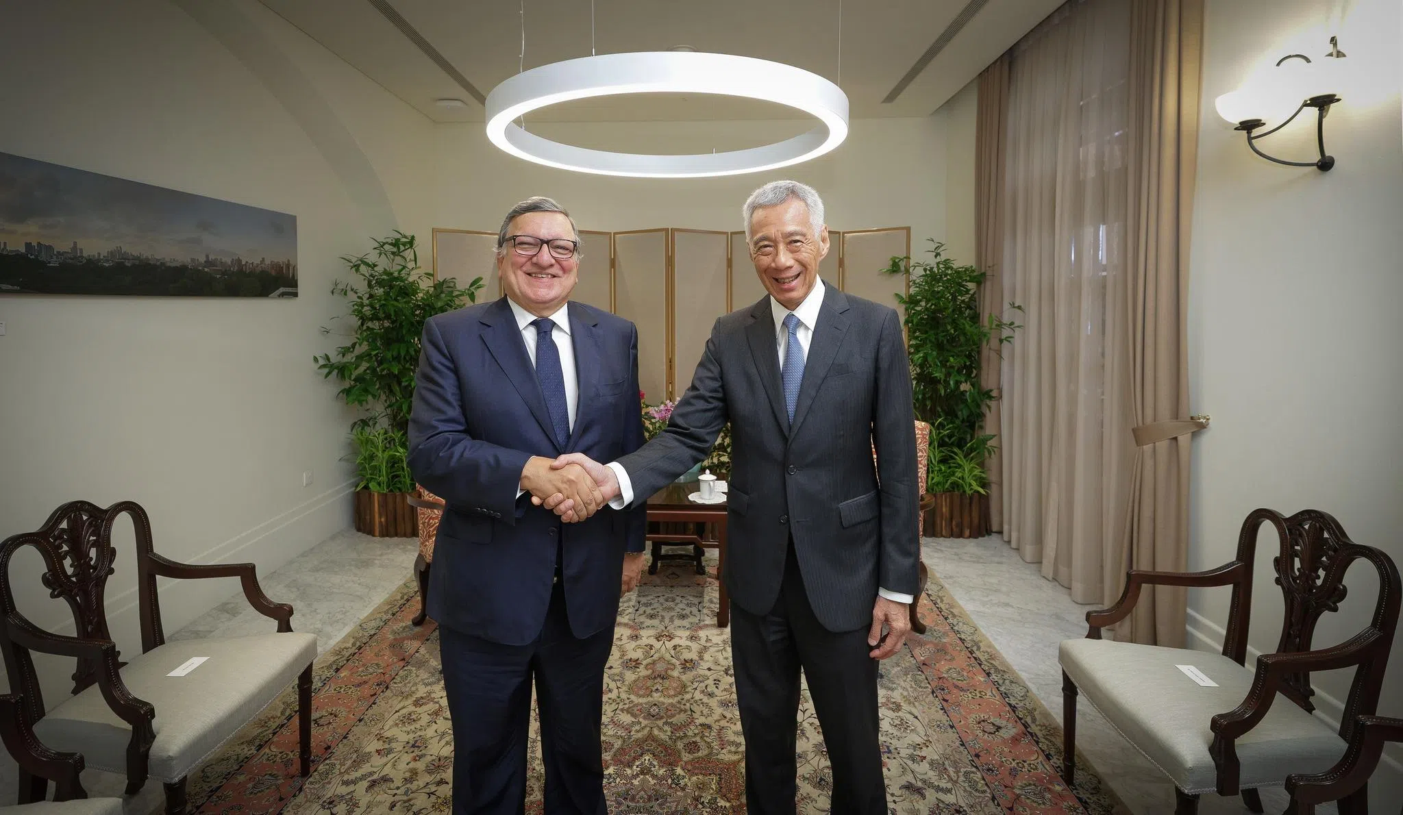 李显龙资政（右）透露，在巴罗佐担任欧洲委员会主席时，两人已经相识。（取自李显龙资政脸书）