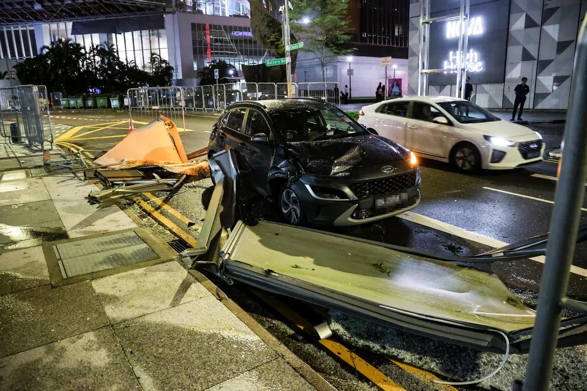 受损的车辆引擎盖被砸到变形。（关俊威摄）