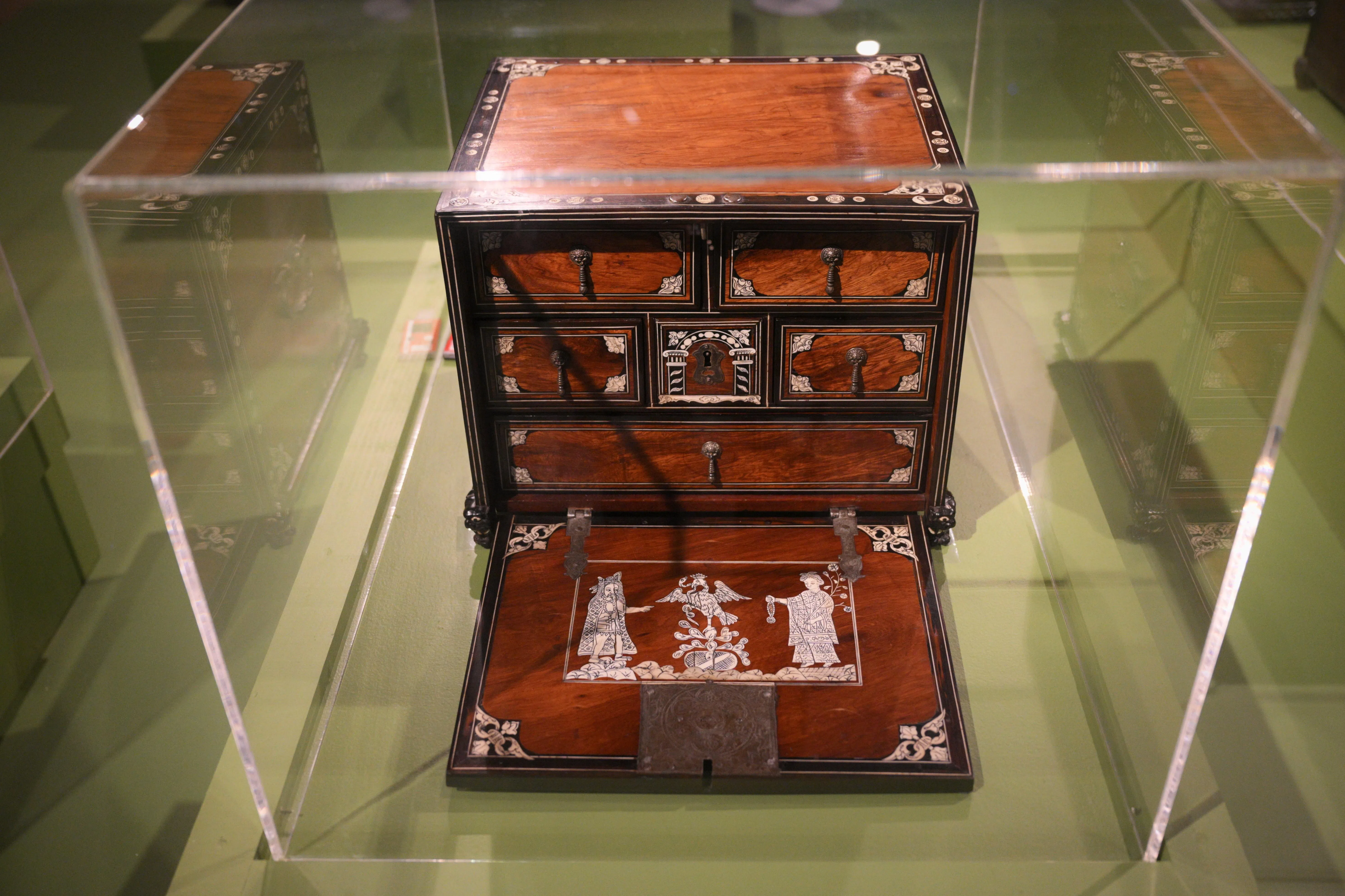 亚洲的便携式木箱—书桌—珠宝储藏柜，可能为新西班牙的客户制作，出自菲律宾的华裔工匠手笔，底部具有狮头和墨西哥城元素。（海峡时报）