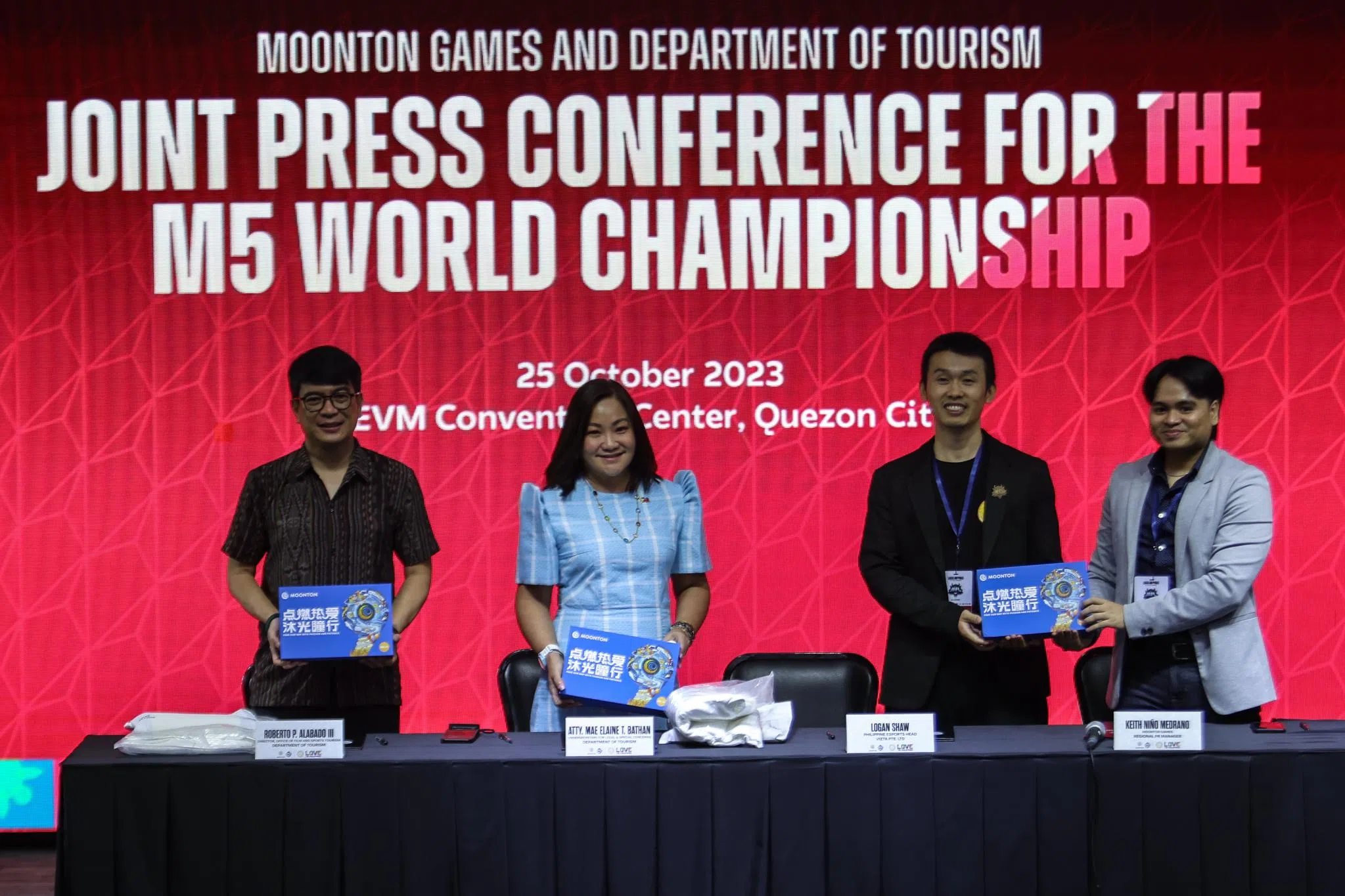 国际游戏开发商和发行商沐瞳科技于今年10月25日在马尼拉与菲律宾旅游局签署协议备忘录，共同主办M5世界锦标赛。图为菲律宾体育和电影旅游部主任罗比（左起）、法律和特别事务部副部长伊莱恩、沐瞳科技菲律宾电子竞技负责人邵超凡，以及沐瞳科技区域公关经理基思。（沐瞳科技）